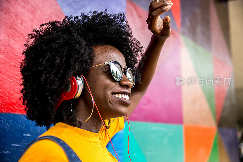 非洲妇女随着她最喜欢的歌曲跳舞