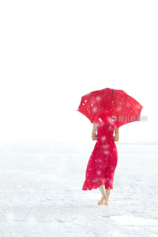 穿红色衣服的女人走在雪地上