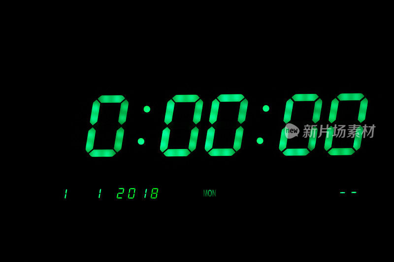 绿色数字LED时钟显示2018年的第一和第二在黑色背景。