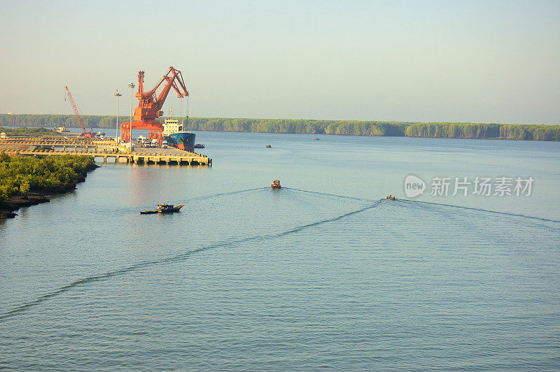 湄公河三角洲散货船卸货