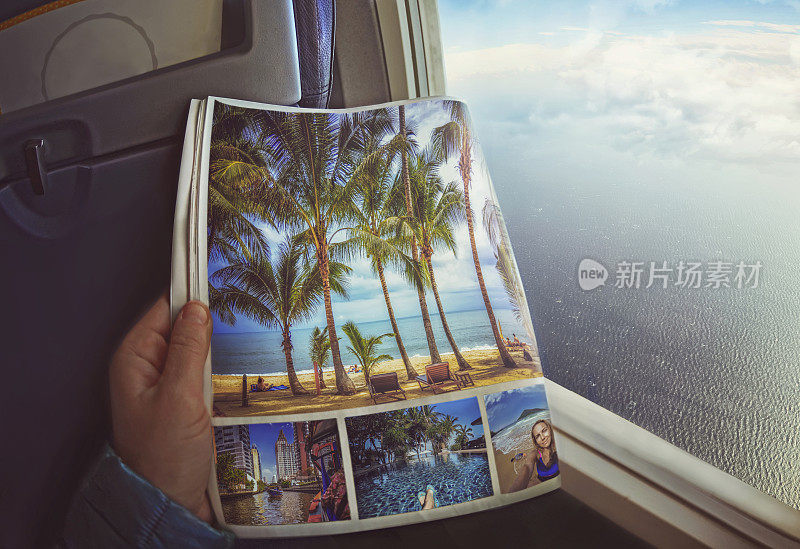 一个女人坐在飞机的窗口，手里拿着杂志