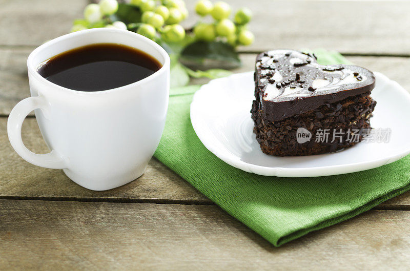 心形巧克力，黑咖啡，蛋糕