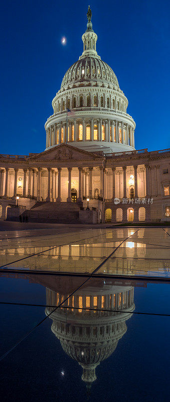 美国国会大厦上的月亮反射在玻璃表面