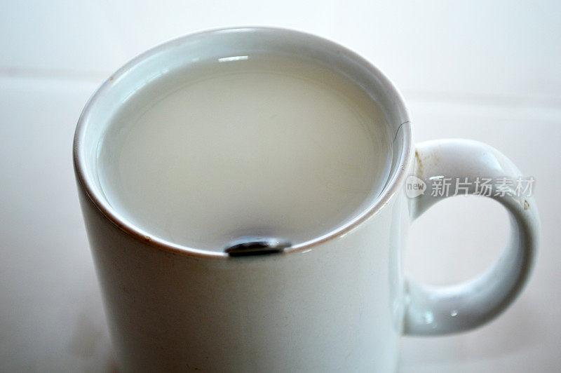 白色杯子里的奶茶