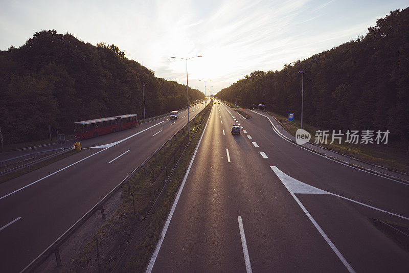 高速公路上的日落