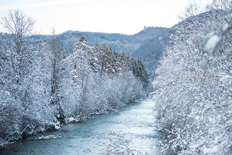 红泰区Weissach河魏滕池塘冬天下雪