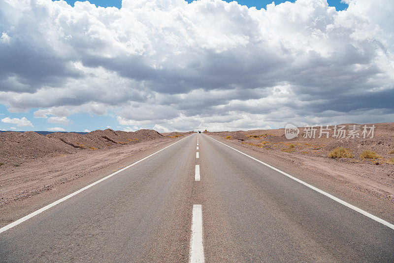 在阿塔卡马沙漠无限的道路，戏剧性的云