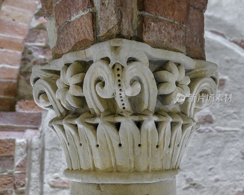 阿斯蒂大教堂地下室柱子的柱顶。皮埃蒙特,意大利北部。