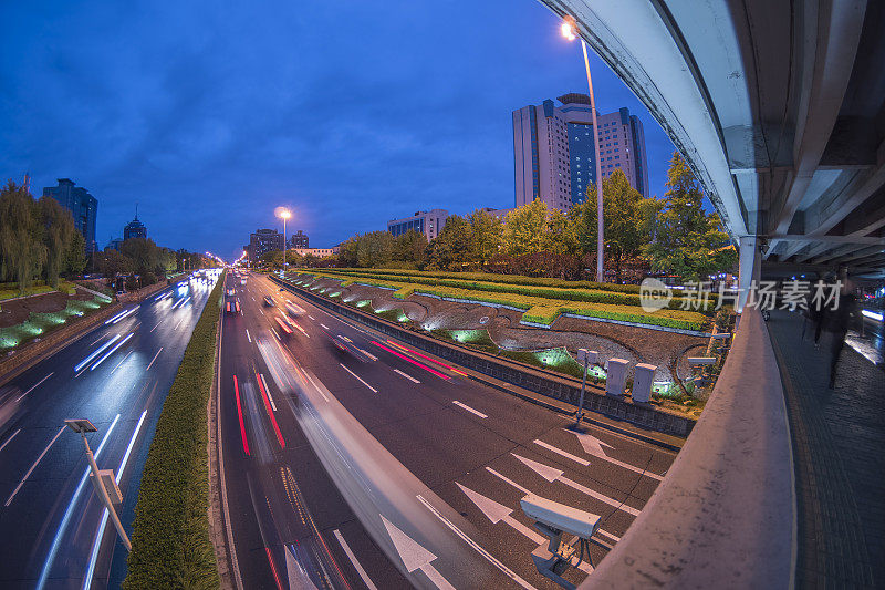 城市公路夜间交通用鱼眼镜头