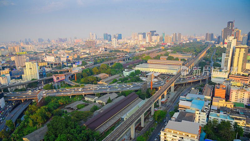 黄昏俯瞰高层建筑的城市商业区全景(泰国曼谷)