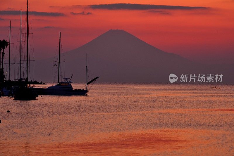 日落后的富士山，摄于三浦半岛的莫若矶湾