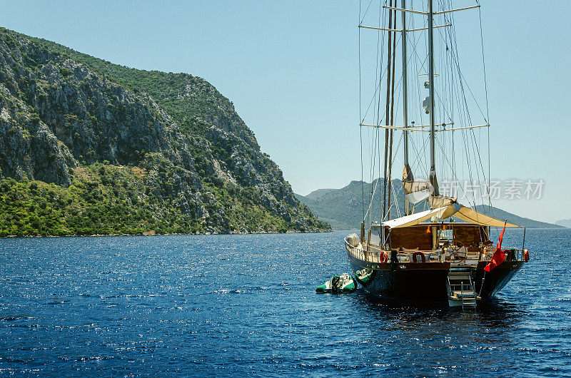 木筏航行在爱琴海提尔基附近的荒岛与清澈的碧水岩石山徒步旅行湾