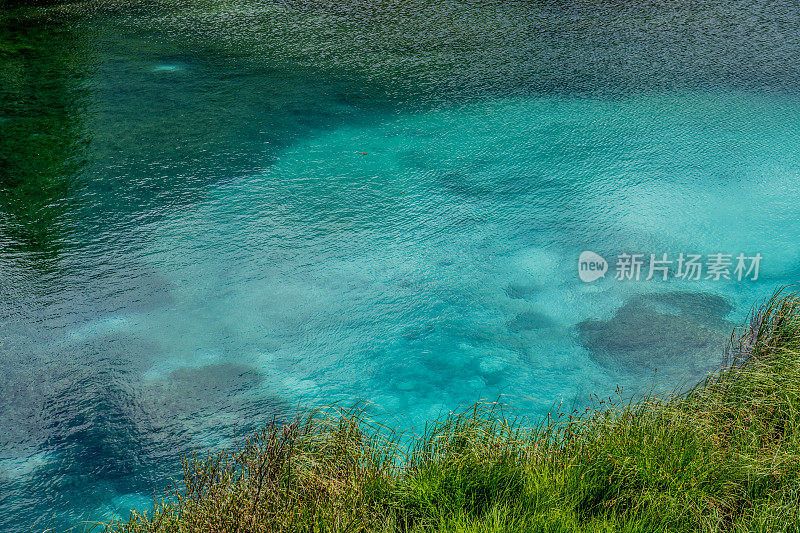 绿色的水靠近阿尔卑斯山