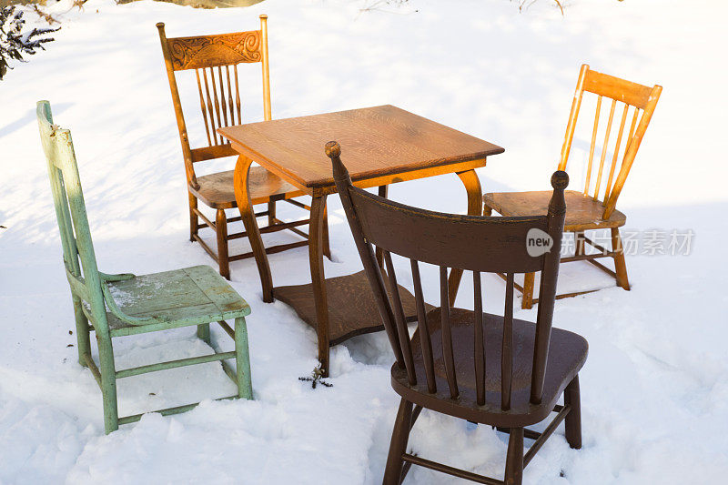 雪地里的旧木制家具