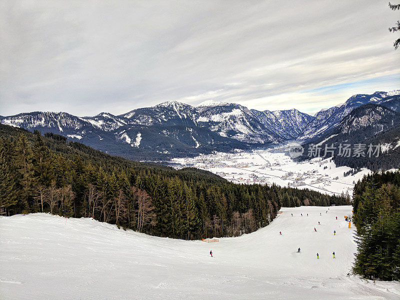 人们从滑雪坡上滑雪