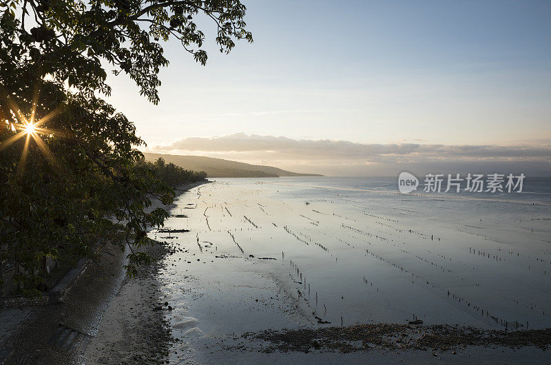 巴厘岛努沙佩尼达岛海岸的日落