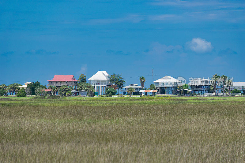 排滨水住宅在潮汐沼泽在墨西哥湾