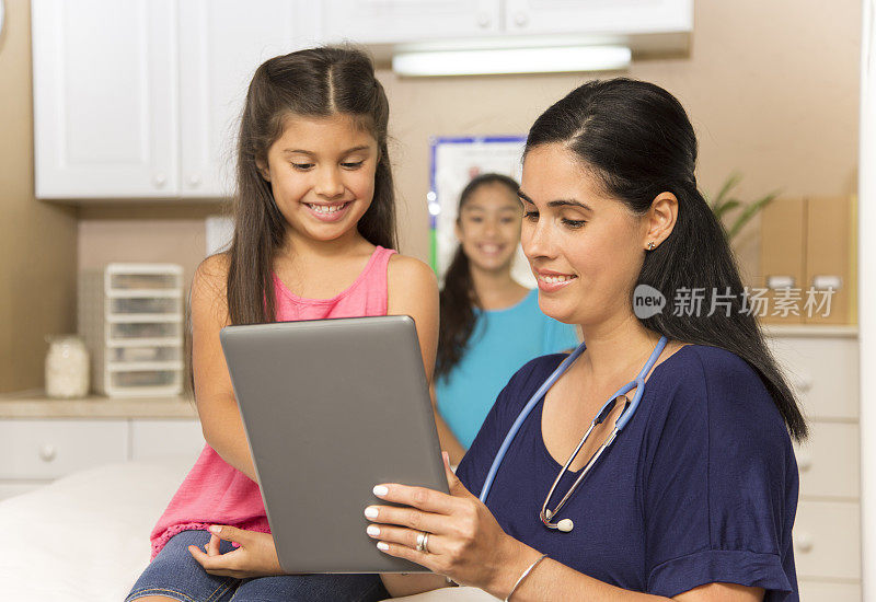 女医生和拉丁后裔的女孩病人在儿科医生的办公室或诊所。