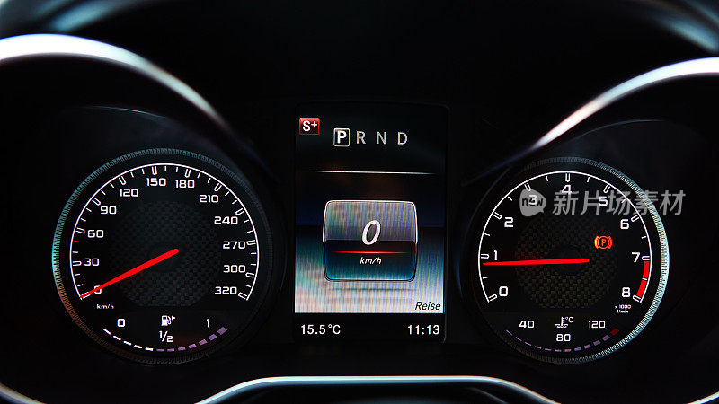 现代汽车速度表。仪表盘的特写镜头