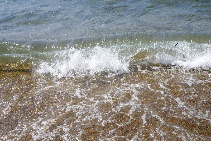 柔软的蓝色海浪在沙滩上