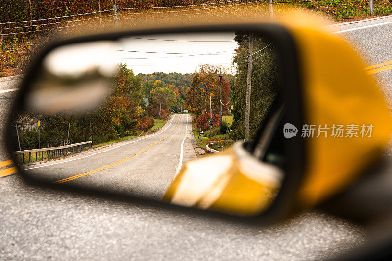 新汉普郡公路上的汽车