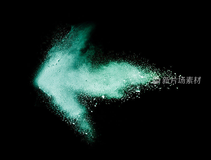 冻结运动的绿色火药爆炸孤立在黑色背景。