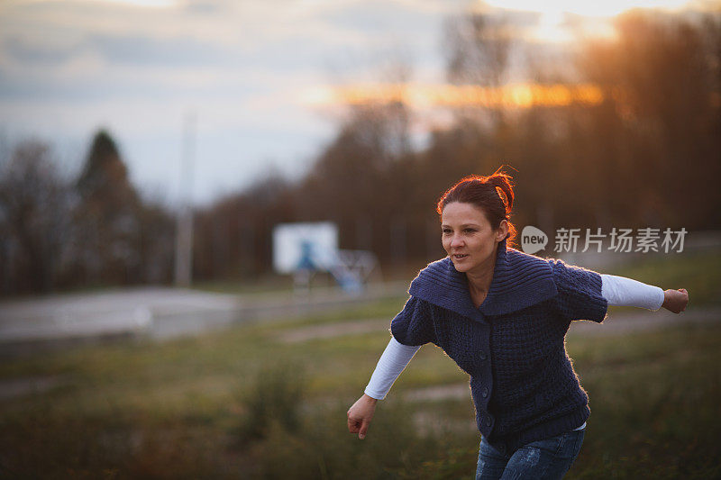 滑旱冰的女人