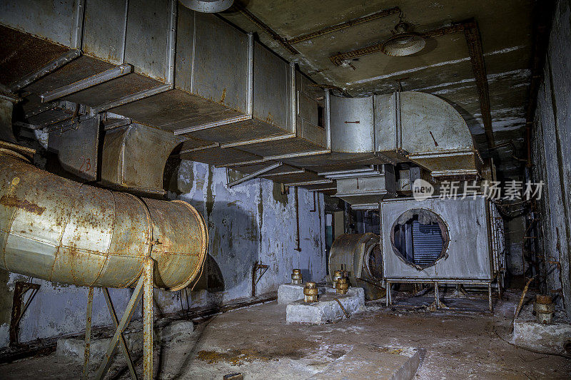 旧的生锈的空调系统在废弃的苏联地堡