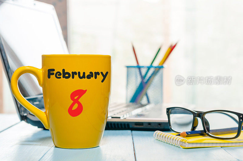 2月8日。月8日，日历上注明财务顾问工作背景。冬天的时间。文本空白
