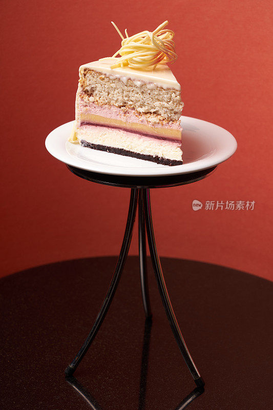 Dilite甜点蛋糕在一个白色蛋糕板上