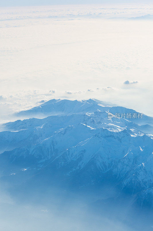 瑞士阿尔卑斯山的鸟瞰图。飞越阿尔卑斯山。令人惊叹的山景。