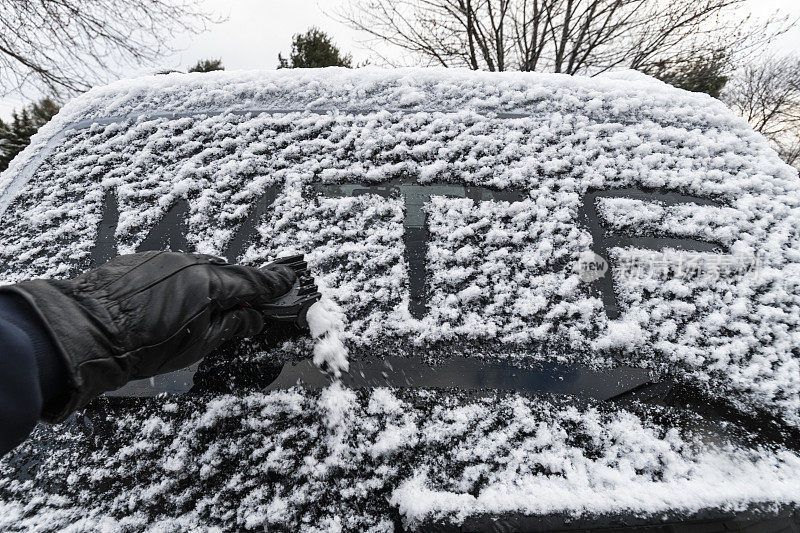 司机刮掉写在汽车后窗上的雪WTF