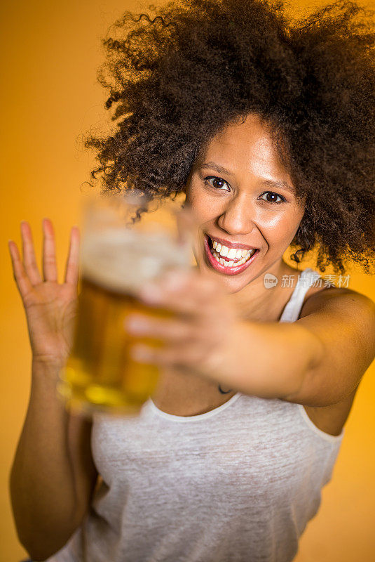 一个年轻女子拿着一杯啤酒的肖像