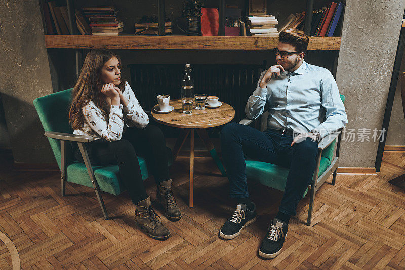一对可爱的年轻夫妇在咖啡馆约会喝咖啡