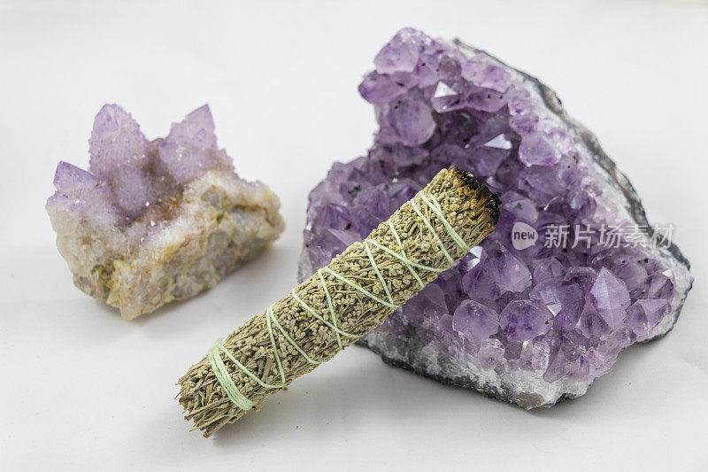 束鼠尾草与美丽的紫水晶和精神石英晶体