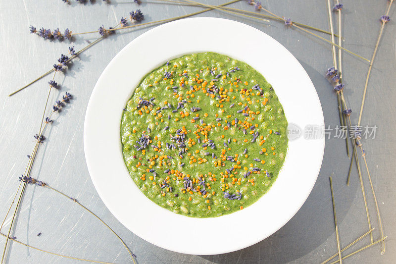 春季菠菜荨麻调味饭加薰衣草和蜂花粉