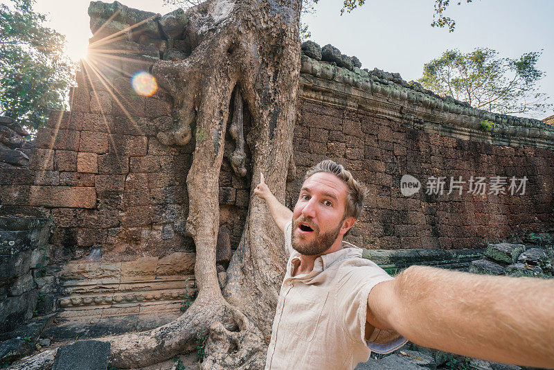 旅游青年在古庙自拍;年轻人去亚洲旅游的想法