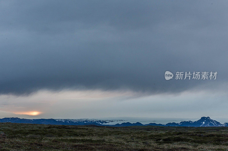 火山景观。雪覆盖的山