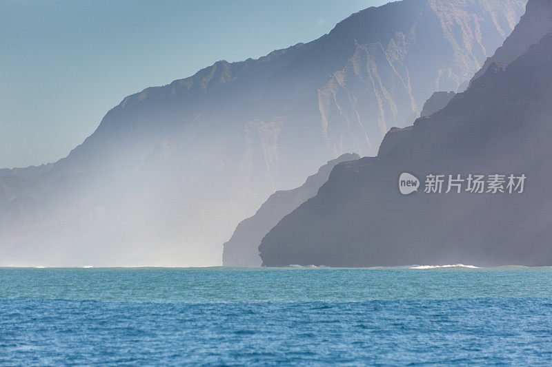 神秘的迷雾纳帕里海岸和威美亚峡谷，考艾岛，夏威夷