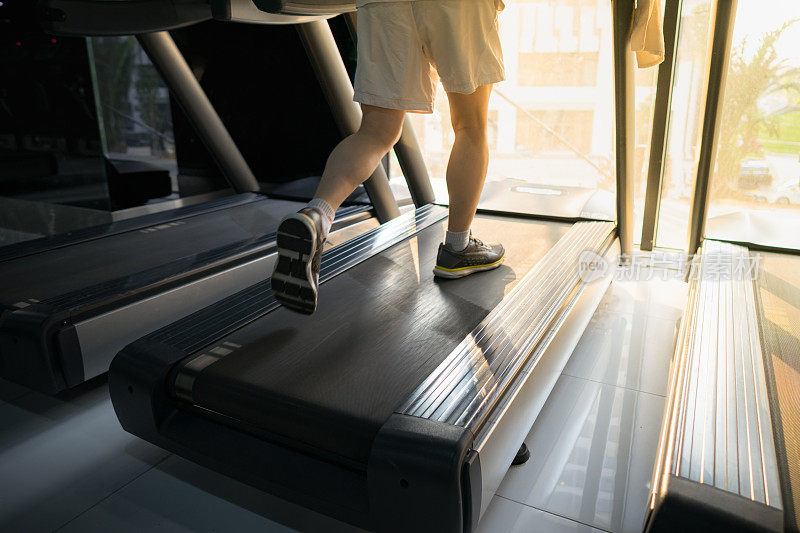 机器跑步机与人运行近距离在健身馆