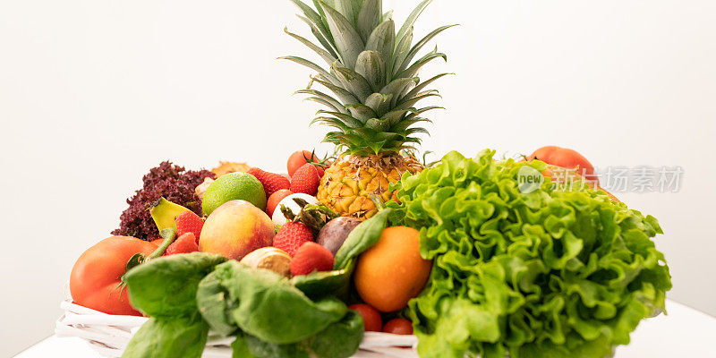水果和蔬菜在篮子里
