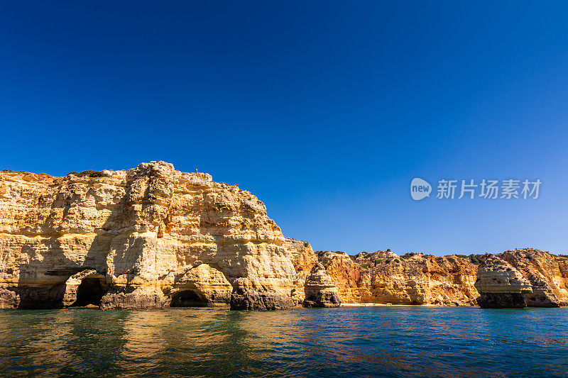 沿着葡萄牙阿尔加维海岸的戏剧性的悬崖和海洞