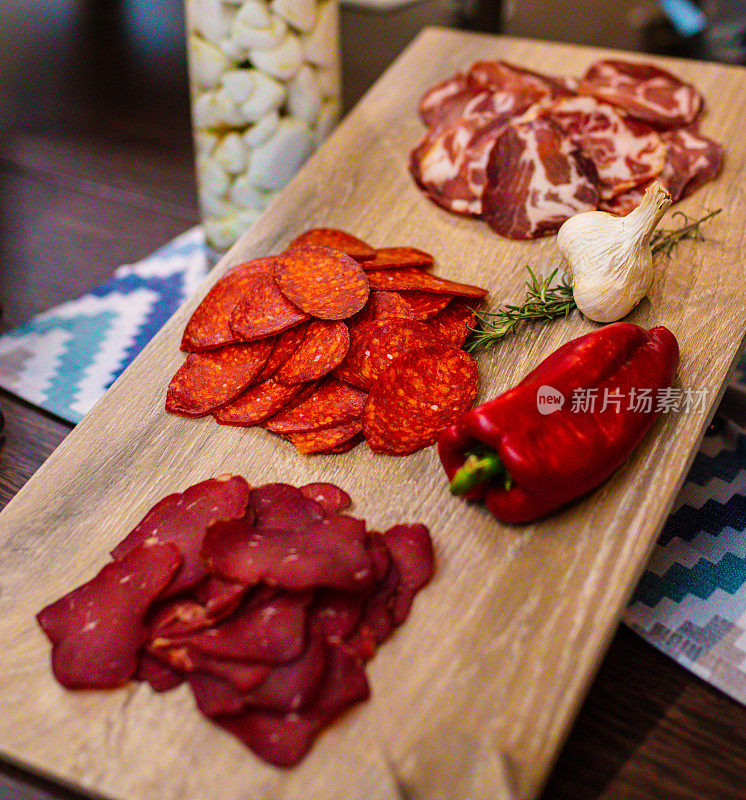 美味的各种肉片开胃自助餐