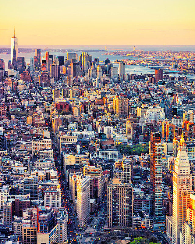 鸟瞰图的市中心和下曼哈顿纽约市反射
