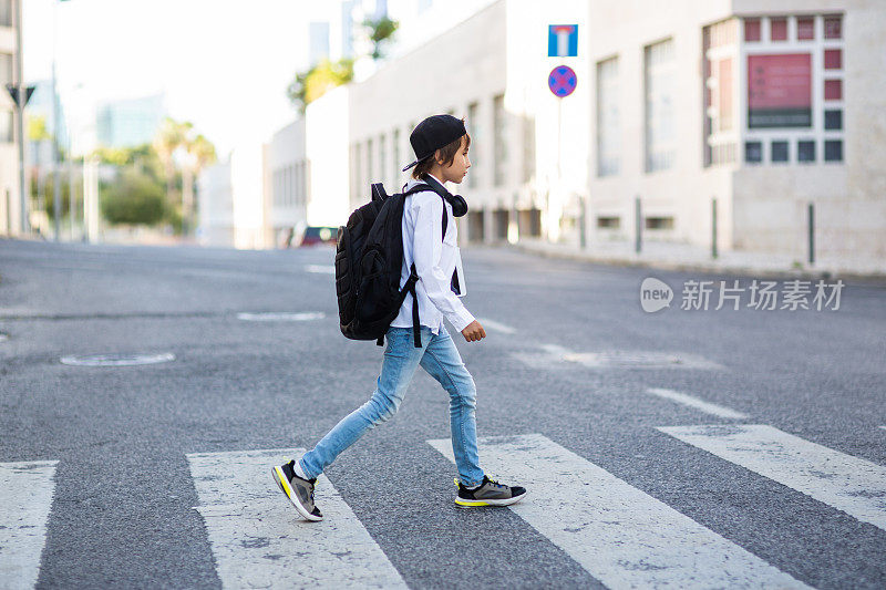 小学生背着背包过马路