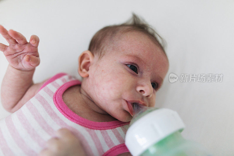 口渴的小女婴喝水