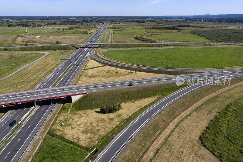 乡郊地区公路交汇处