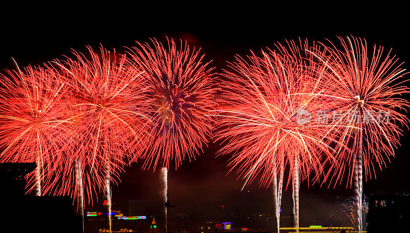 夜空焰火表演，庆祝新年的到来