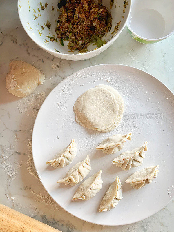 用自制的面团和材料制作饺子、饺子或中国饺子