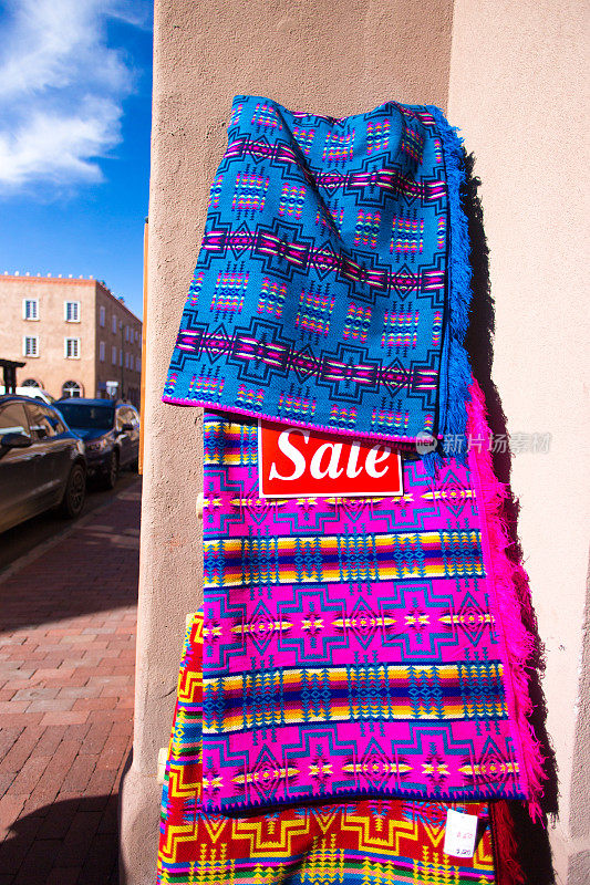 圣达菲:彩色墨西哥毛毯户外零售展示(特写)